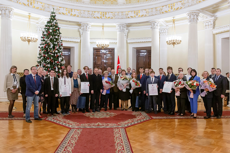 Петербургских победителей и призеров международных олимпиад наградили премиями Законодательного Собрания